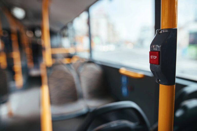 Bus-Sitzplätze und eine Stange mit einer Stop-Taste