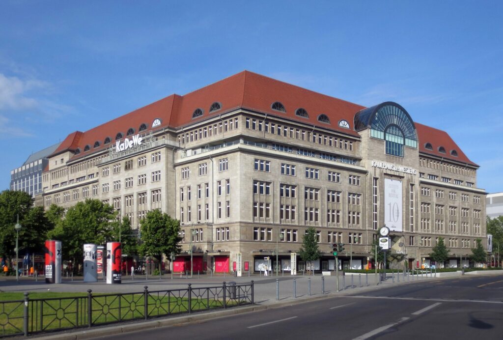 (KaDeWe) in der Tauentzienstraße 21-24, Ecke Wittenbergplatz (links), in Berlin-Schöneberg.